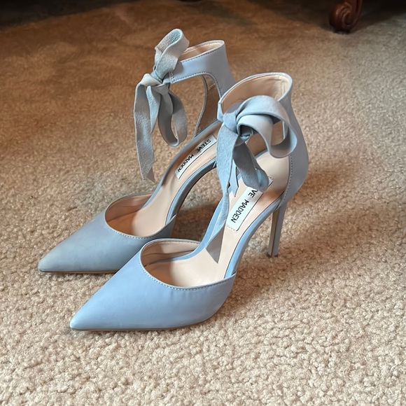 Vintage, worn once. Size 6 toe box runs small 5 1/2.. Some fading on the left - Picture 1 of 6